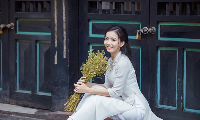 "Mỗi ngày đến trường với mình luôn tràn ngập niềm hạnh phúc bởi mình luôn được gặp gỡ những học trò yêu quý và truyền đạt cho các em kiến thức và tình yêu với bộ môn Toán học" - cô giáo trẻ chia sẻ.