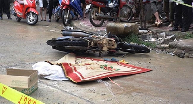 9. Ô tô chở đá va chạm với xe máy, bé gái 3 tuổi tử vong Khoảng 16h30 ngày 9/6, anh Sùng Seo Sẩn (22 tuổi, trú xã Thào Chư Phình, huyện SiMaCai, Lào Cai) điều khiển xe máy BKS 24B1- 689.49 chở theo cháu gái Thào Thị Phương (3 tuổi), khi lưu thông đến ngã 3 cách Bệnh viện Đa khoa huyện SiMaCai khoảng 100m thì xảy ra va chạm với ô tô chở đá loại 12 tấn BKS 24C -052.83. Cú va chạm mạnh khiến cháu Phương văng xuống đường, bị ô tô chèn qua đầu tử vong tại chỗ. Anh Sẩn bị bánh sau của ô tô chèn gẫy chân, còn chiếc xe máy bị hư hỏng nặng.