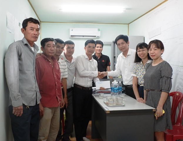 Lãnh đạo Sở VH-TT thành phố khen thưởng nhóm công nhân phát hiện súng thần công