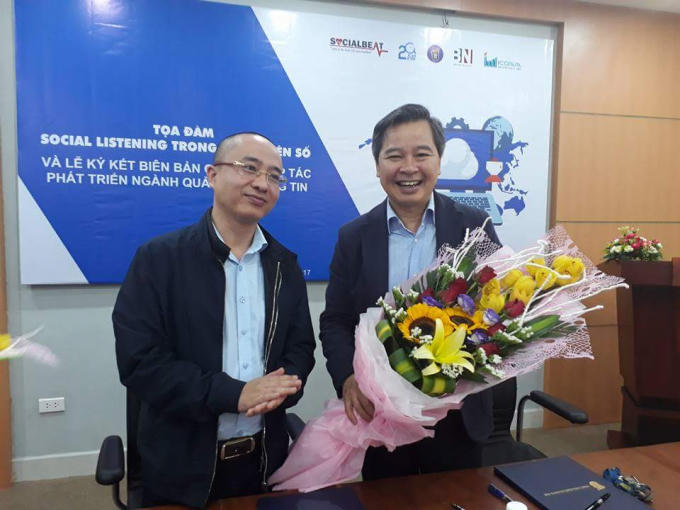 GS.TS Phạm Quang Minh nhận hoa chúc mừng của lãnh đạo Bảo Ninh Investment.