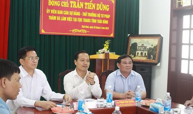 Thứ trưởng Trần Tiến Dũng thăm và làm việc tại Cục Thi hành án dân sự tỉnh Thái Bình.