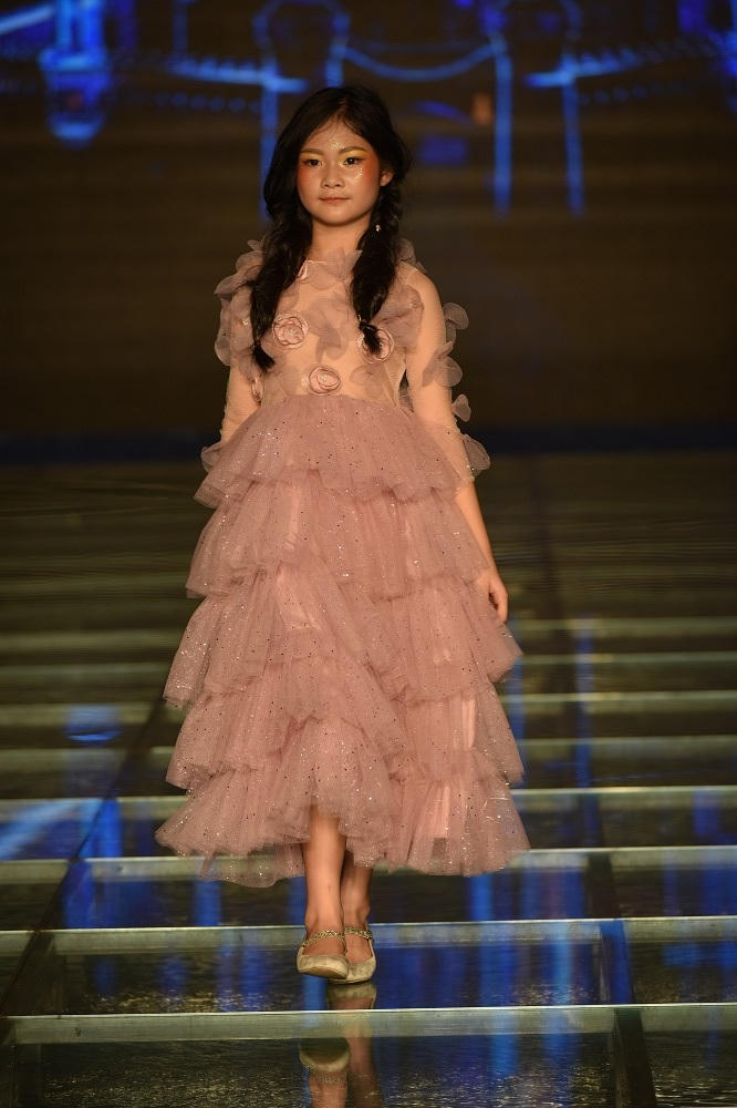 Tuần lễ thời trang trẻ em VN 2017: Tim – Trương Quỳnh Anh dắt tay bé Sushi và bé Bông trình diễn mở màn