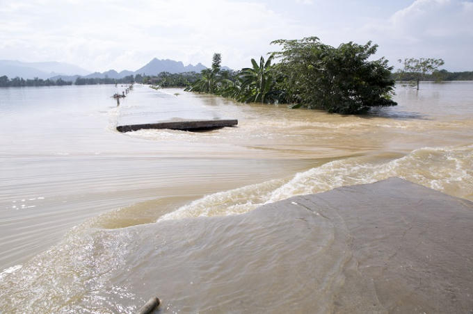 Rạng s&aacute;ng ng&agrave;y 12/10, đoạn đ&ecirc; thuộc x&atilde; T&acirc;n Tiến v&agrave; Ho&agrave;ng Văn Thụ (Chương Mỹ, H&agrave; Nội) bị vỡ một đoạn lớn khiến nước cuồn cuộn chảy v&agrave;o khu d&acirc;n cư.