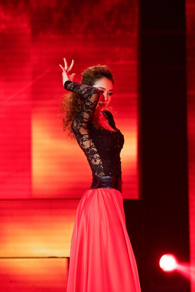 Sự mạnh mẽ, quyết liệt của Jennifer Phạm khiến cho các giám khảo phải bất ngờ.