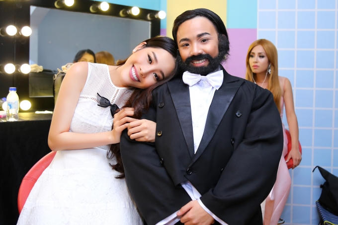 Nam Em g&acirc;y ấn tượng khi mặc &aacute;o d&agrave;i nữ sinh h&aacute;t &ldquo;Ng&agrave;y xưa Ho&agrave;ng Thị&rdquo;