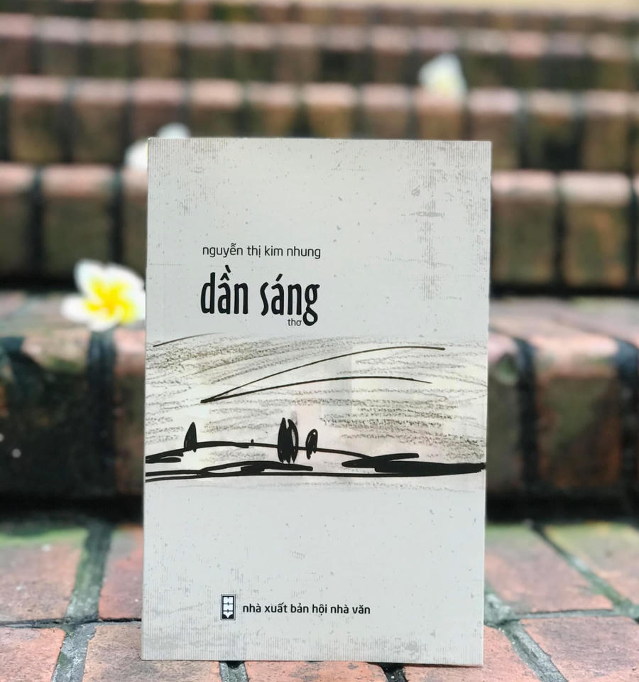 Tập thơ "Dần sáng" của nhà thơ Nguyễn Thị Kim Nhung đạt Giải thưởng Tác giả trẻ năm 2025.