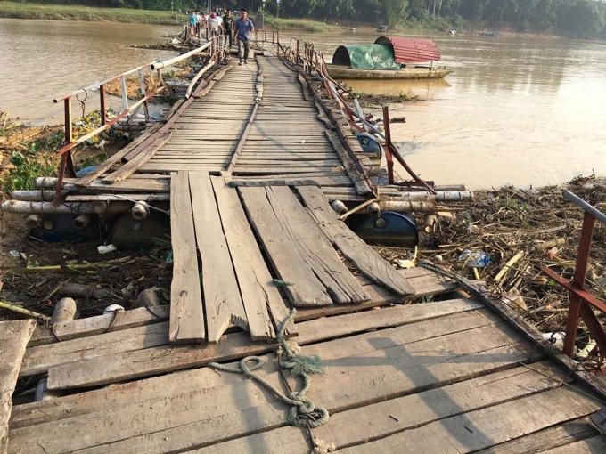 Cầu Vồm được làm từ luồng, ván gỗ sơ sài đã xuống cấp. Mỗi năm đều có vài trường hợp tử vong khi qua cầu. (Ảnh: Mai Nhung)