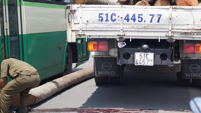 Th&acirc;n dừa rơi tr&uacute;ng người, một em nhỏ tử vong tại chỗ