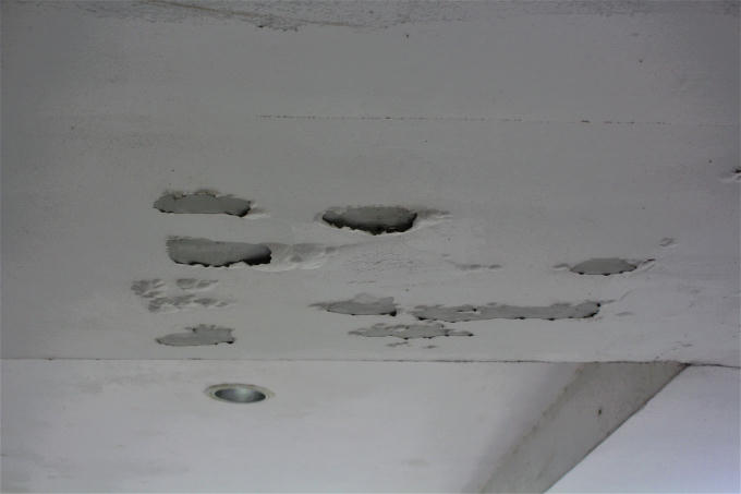 Trần nhà bị bong tróc