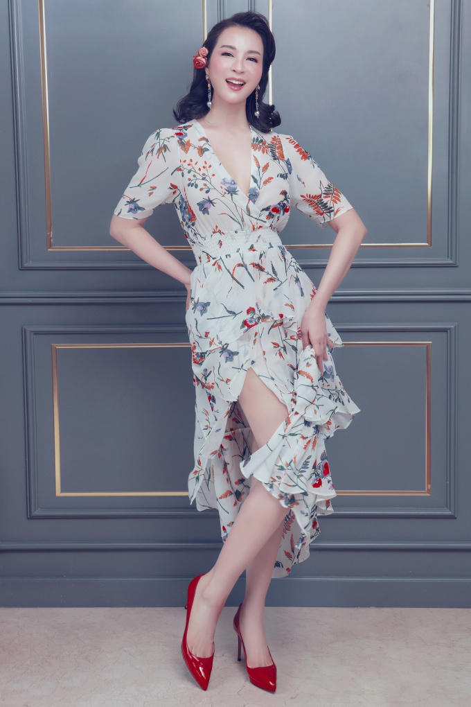 Thiết kế có cổ chữ V xẻ sâu tôn vòng một đầy đặn của người đẹp. Chân váy xếp tầng giúp nổi bật vẻ nữ tính, nhẹ nhàng.