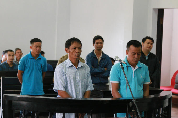 Bị cáo Lê Đình Trọng( áo trắng xanh) và Nguyễn Trọng Toàn( áo xanh) tại tòa