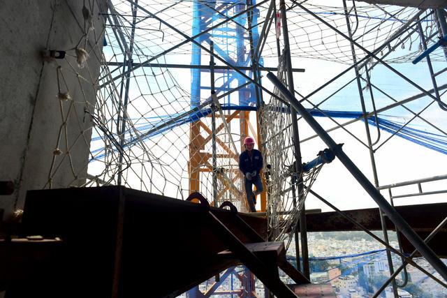 Những người lái cẩu tháp như Lợi thường khá trẻ, từ 25-30 tuổi đủ sức trẻ và khỏe để đảm đương công việc.