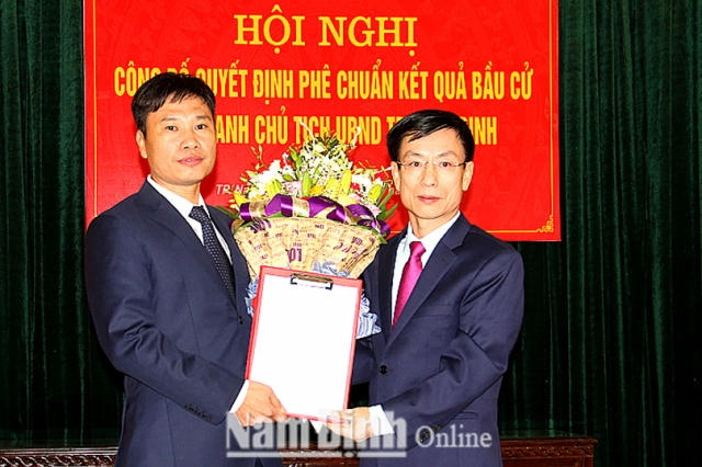 Đồng chí Phạm Đình Nghị, Phó Bí thư Tỉnh ủy, Chủ tịch UBND tỉnh trao Quyết định phê chuẩn chức danh Chủ tịch UBND Thành phố Nam Định cho đồng chí Hoàng Nguyên Dự.