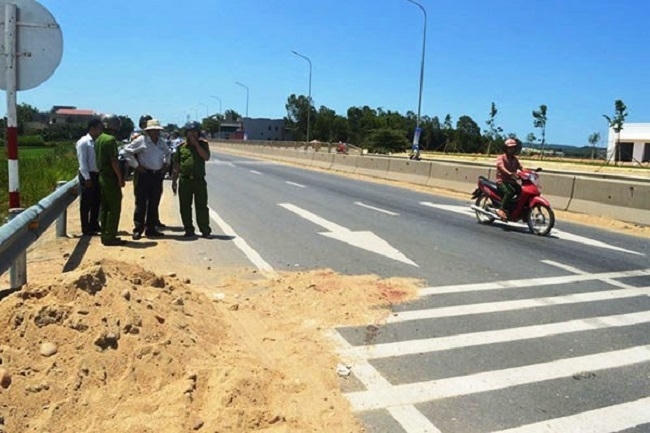 3. Nam thanh niên tử vong tại chỗ vì đống cát ven đường Trưa ngày 6/6, anh Bùi Văn Kỳ (30 tuổi, ở TP. Quảng Ngãi) điều khiển xe máy BKS 54U1-9090, chở theo vợ sắp cưới, khi đi qua địa bàn xã Tịnh Phong (huyện Sơn Tịnh, tỉnh Quảng Ngãi) bất ngờ gặp một đống cát chiếm gần hết làn đường khiến anh Kỳ bị té ngã. Tai nạn giao thông khiến anh Kỳ ngã ra đường và bị ô tô chạy cùng chiều cán qua người tử vong tại chỗ. Vợ anh Kỳ may mắn văng vào bên trong đống cát nên thoát nạn.