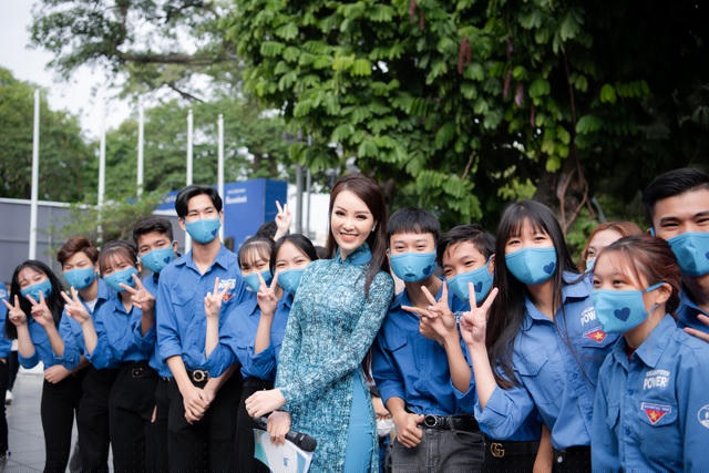Tại sự kiện, Á hậu Thụy Vân được nhiều bạn sinh viên hâm mộ và xin chụp ảnh cùng…