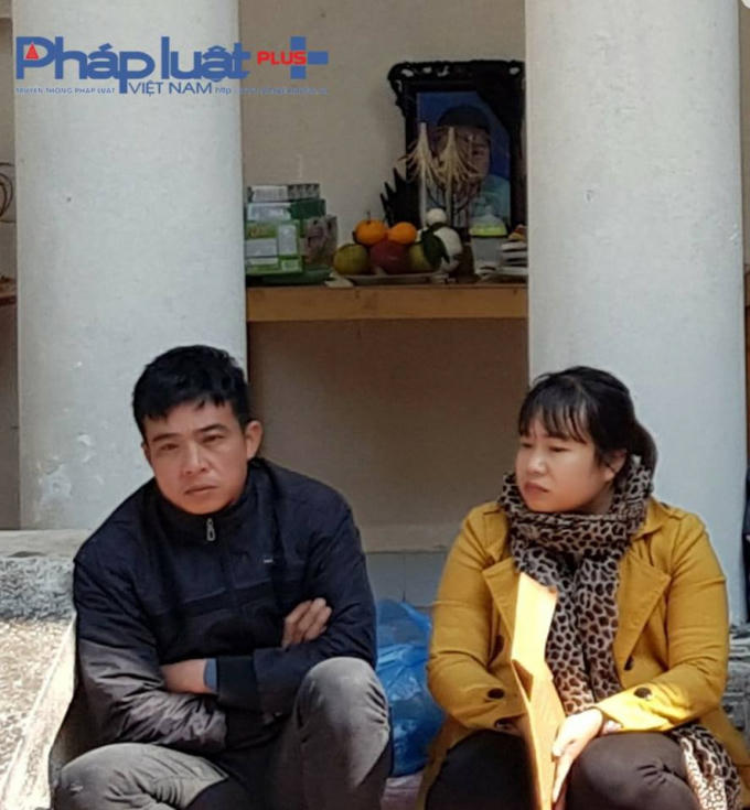 Anh Nguyễn Thành Trung - Bố đẻ cháu bé Nguyễn Vi Anh cùng người nhà đau xót kể lại sự việc. (Ảnh: Tiến Vũ)
