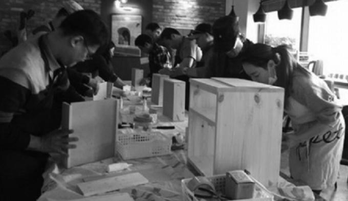 Những người sống một mình ở thủ đô Seoul,Hàn Quốc tham gia lớp làm đồ thủ công như là cách để tăng cường giao tiếp và mở rộng các mối quan hệ.