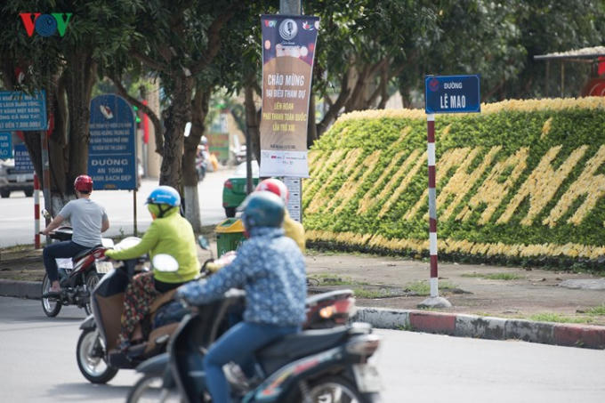 Để tuyên truyền, quảng bá cũng như chào đón các đoàn về tham dự Liên hoan... BTC đã cho treo băng rôn khắp các con phố xung quanh những nơi diễn ra sự kiện tại thành phố Vinh.