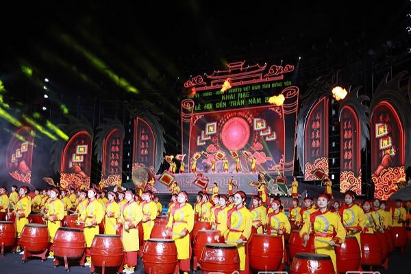Tiết mục trống hội đặc sắc tại chương trình khai mạc Lễ hội đền Trần tỉnh Hưng Yên năm 2026.