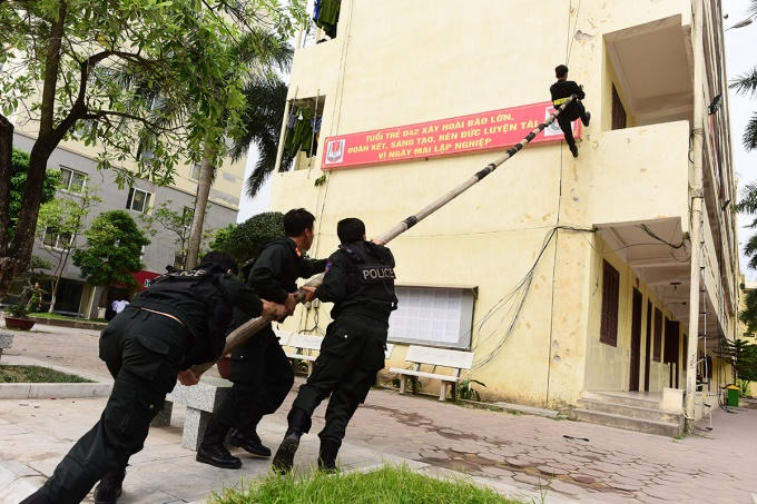 Sinh viên diễn tập leo tường bằng sào tre để giải cứu con tin, phòng chống khủng bố.