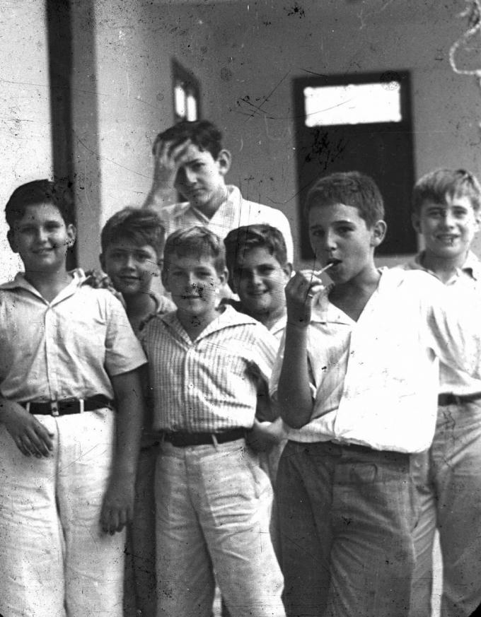 Fidel Castro tên đầy đủ là: Fidel Alejandro Castro Ruz. Ông sinh ngày 13/08/1926 trong một gia đình giàu có tại thị trấn nhỏ Biran, nhưng chàng thanh niên này lại quyết định đi theo con đường vô sản để tìm lại công bằng cho nhân dân lao động. Trong hình Fidel là cậu bé đang ngậm kẹo mút. (Ảnh: AFP)