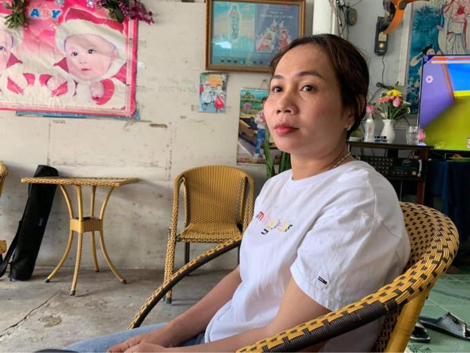 Bà Danh Thị Cẩm Hồng đang trao đổi với phóng viên.