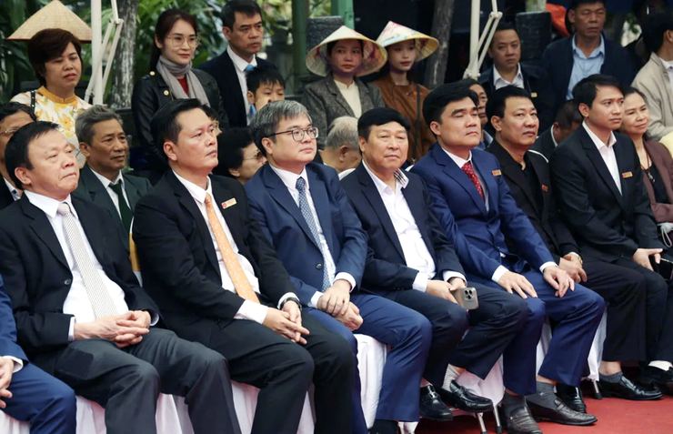 Phó Chủ tịch UBND Thành phố Trương Việt Dũng cùng các đại biểu dự Lễ Khai hội chùa Hương.