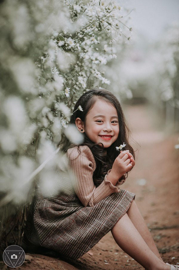 “Tiểu Chi Pu” khiến cư dân mạng sôi sùng sục với bộ ảnh chụp cùng cúc họa mi được đánh giá là đẹp nhất mùa