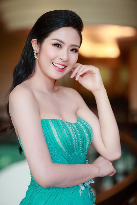 Ngọc Hân như công chúa với đầm xanh cúp ngực gợi cảm