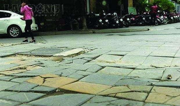Vỉa hè Hà Nội bị nứt vỡ sau gần một năm lát đá tự nhiên có độ bền 70 năm.