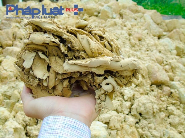 Để có những sản phẩm chất lượng và đặc trưng riêng của làng gốm Quyết Thành, loại đất sử dụng để làm gốm phải là loại đất sét vàng, mịn, dẻo mà chỉ riêng nơi đây mới có.