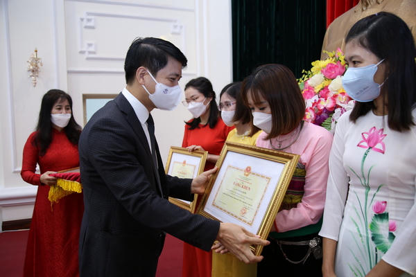 Thầy cô và những 'chuyến đò' vượt bão táp COVID-19 - Ảnh 3.