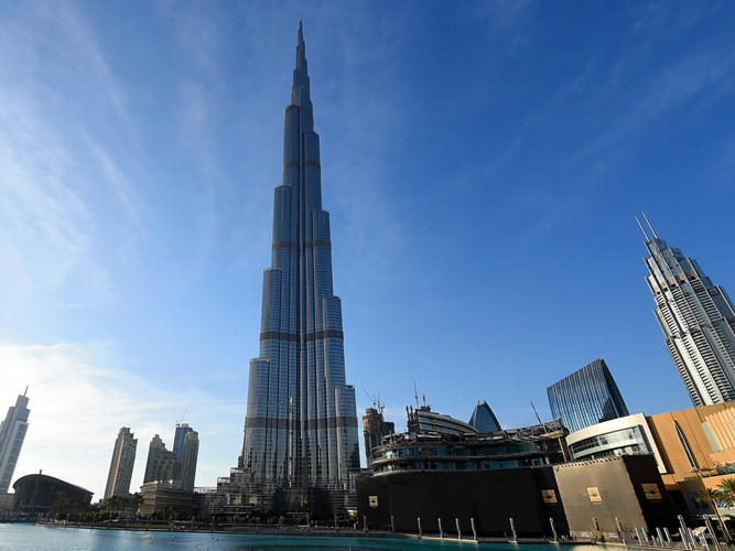 Với chiều cao 827,8m, Burj Khalifa (Dubai) hiện vẫn là tòa nhà chọc trời cao nhất thế giới. Công trình hoàn thành năm 2010, bao gồm 163 tầng.