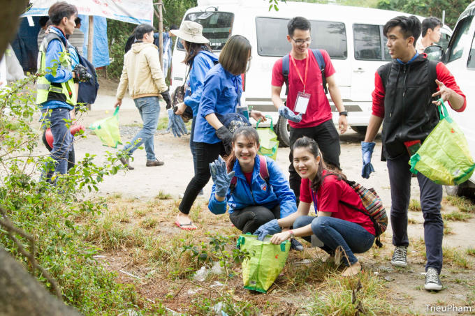 Bên cạnh những hoạt động vui chơi giải trí tưng bừng là những hoạt động ý nghĩa, đầy tính nhân văn như “Vì một Sơn Trà xanh’ diễn ra ngày 17/6, thu hút đông đảo các bạn tình nguyện viên tham gia dọn vệ sinh Sơn Trà, tuyên truyền bảo vệ môi trường du lịch bán đảo Sơn Trà xanh – sạch- đẹp.