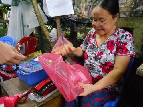 Bà Mão - người được mệnh danh là "nữ thành hoàng" của phố sách.