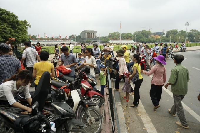 Điểm gửi xe đầu đường Độc Lập lúc 9h không còn chỗ trống, trong khi đó du khách đổ về mỗi lúc một đông.