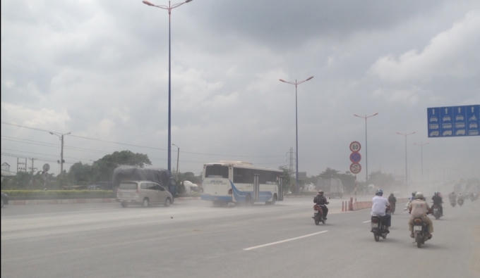 Bụi bay mù mịt.