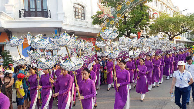 Nữ sinh áo dài tím Huế và sen.