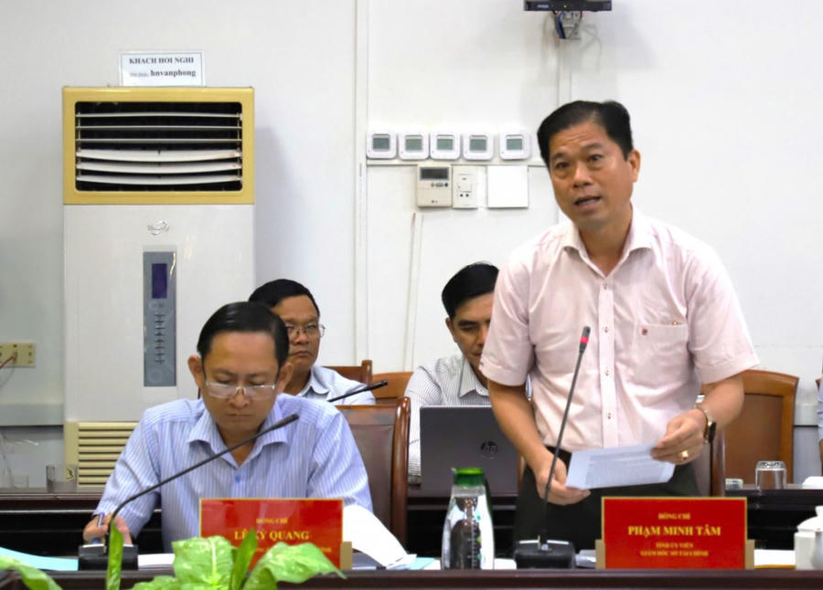 Giám đốc Sở Tài chính tỉnh An Giang Phạm Minh Tâm phát biểu báo cáo việc dừng tổ chức thực hiện thu phí tham quan di tích văn hóa, lịch sử trong Khu du lịch quốc gia Núi Sam