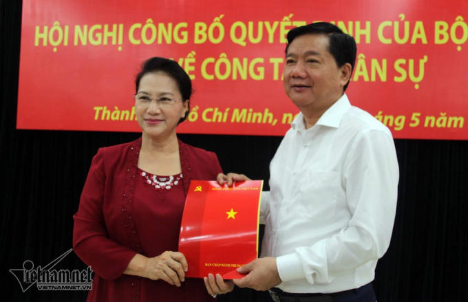 Ông Đinh La Thăng nhận quyết định giữ chức Phó Ban Kinh tế TƯ. Ảnh: Văn Bình.