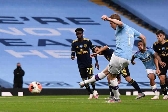 De Bruyne thực hiện thành công quả phạt đền gia tăng tỉ số lên 2-0