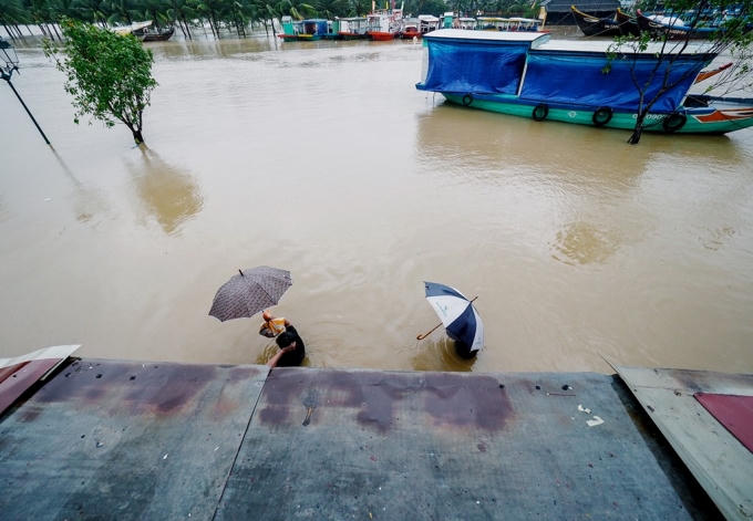 Những chỗ nông, họ có thể lội bộ đi lại.