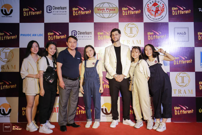 Học sinh th&agrave;nh Vinh h&agrave;o hứng với vở h&agrave;i kịch &ldquo;Ngh&ecirc;u &ndash; S&ograve; &ndash; Ốc &ndash; Hến&rdquo; được &ldquo;Anh h&oacute;a&rdquo;