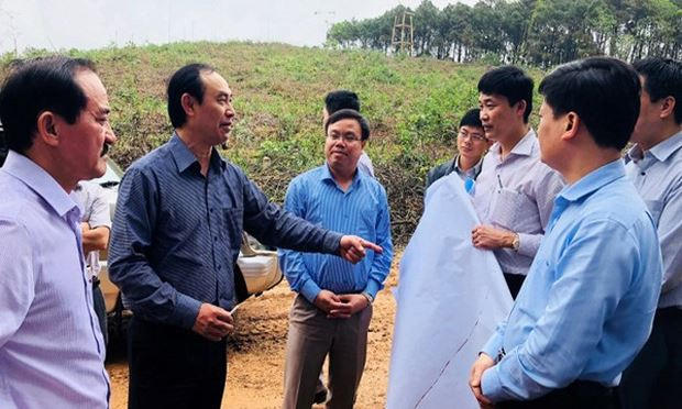 Đại diện chủ đầu tư kiểm tra hướng tuyến Dự án thành phần đoạn Cam Lộ - La Sơn thuộc cao tốc phía Đông.
