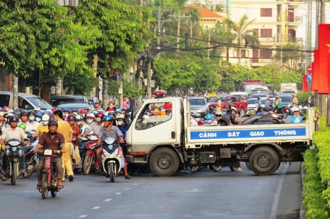 Giao thông vào trung tâm thành phố ùn tắc nghiêm trọng.
