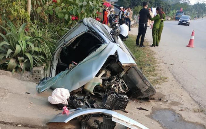 Chiếc xe nát tươm sau vụ tai nạn