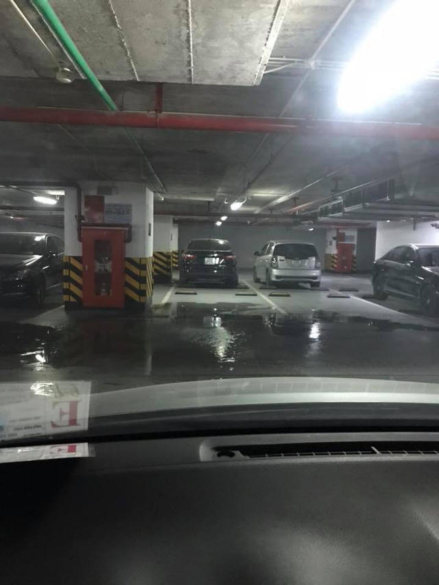 Trong lúc tầng 1 đang cháy thì tầng hầm B3 nước lênh láng ở nhà để xe, theo chị Linh cư dân tòa nhà cho biết nhiều khả năng là nước từ bể phốt bởi bể phốt tòa chung cư thường xuyên bi vỡ (Ảnh cư dân cung cấp)
