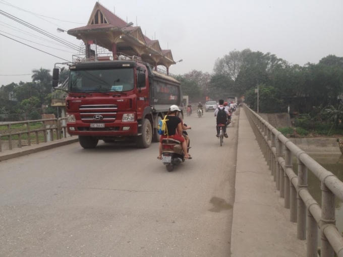 Chiếc xe tải có dấu hiệu quá khổ, quá tải "thảm nhiên" lăn bánh trên cầu Tân Nhuệ