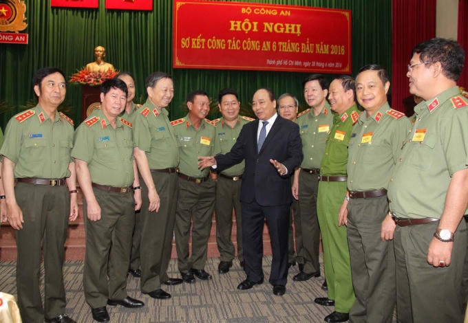 Thủ tướng trao đổi với các đại biểu tại hội nghị (Ảnh: Đ.H)