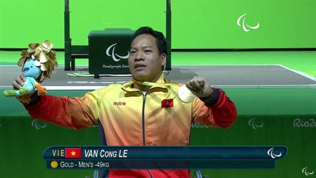 Lực sĩ Lê Văn Công giành HCV tại Thế vận hội Paralympic 2016. Ảnh: FB